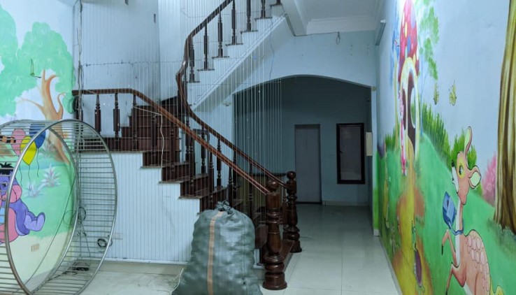 Cần cho thuê nhà riêng mặt phố Hoàng Mai, 60m2, 4 tầng, 5 ngủ, ô tô đỗ cửa, giá 16 Triệu/tháng.